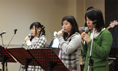 屋内の集会で賛美