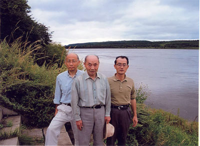 アムール川を背に