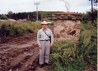 開拓団の門柱のところで